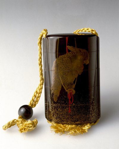 Petite boîte laquée décorant un perroquet utilisée par les Japonais comme sac attaché à la ceinture ou aux manches du kimono. Fin du 18e siècle Collection privée - Japanese School