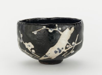 Bol à thé avec motif de prunier en fleurs, Kyoto, Kyoto-fu, période Edo - Japanese School