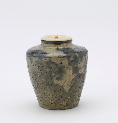Pot à thé à côtés facettés, type katatsuki, préfecture de Kumamoto, période Edo - Japanese School