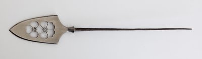 Yanone (pointe de flèche) de type plat (hirane) avec motif ajouré de fleurs de cerisier - Japanese School
