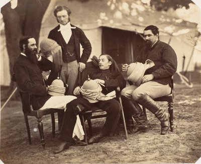 [Portrait de groupe au camp du gouverneur général, de gauche à droite : Maj Jones, M. Walters, Le Gouverneur] - Jean Baptiste Oscar Mallitte
