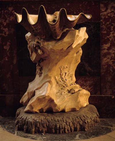 Bénitier en forme de coquille sur rocher réalisé par Jean Baptiste Pigalle - Jean Baptiste Pigalle
