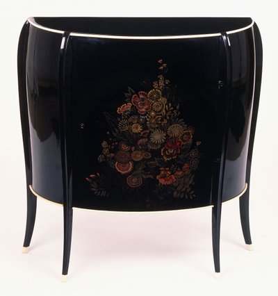 Une commode à façade bombée - Jean Dunand