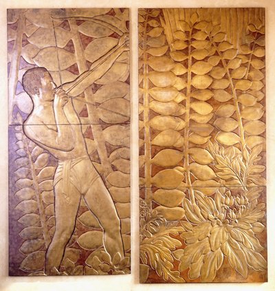 Quatre panneaux en bois laqué et doré de 