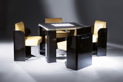 Table de jeux avec quatre chaises assorties, pour l