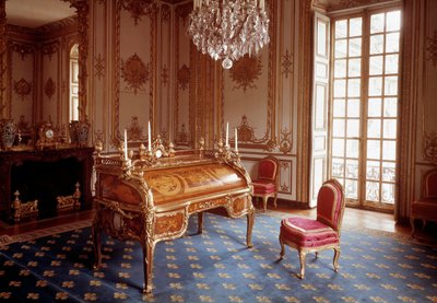 Style Louis XV : bureau à cylindres du cabinet intérieur de Louis XV réalisé par Jean François Oeben et Jean Henri Riesener 1760-1769 Versailles, musée du château - Jean Francois Oeben