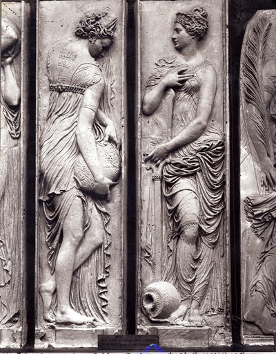 Détail des reliefs de la Fontaine des Innocents représentant des nymphes personnifiant les rivières de France - Jean Goujon