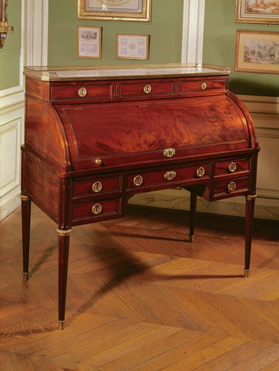 Bureau à cylindre Louis XVI en acajou plaqué avec montures en bronze doré, dessus en marbre de Carrare flanqué de candélabres - Jean Henri Riesener