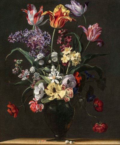 Tulipes, lys, jonquilles, lilas et autres fleurs dans un vase en verre sur un rebord en bois, l