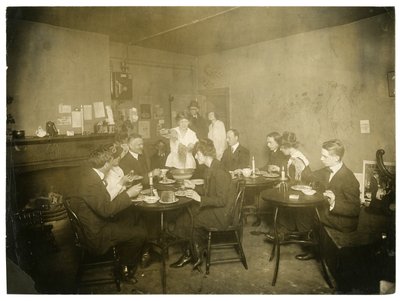 Un spaghetti dans le grenier de Grace Godwin, très réussi, à la fin de sa ligne, Greenwich Village, New York, USA, c.1917-18 - Jessie Tarbox Beals