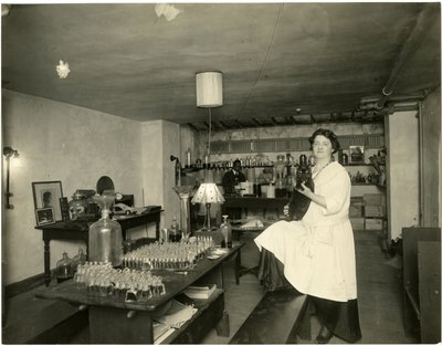 Ann Haviland, parfumeur, vers 1915-28 - Jessie Tarbox Beals