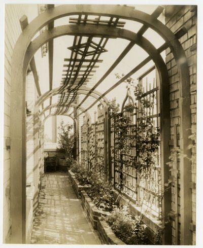 Jardin arrière de Mme Regina Jais, vers 1936-37 - Jessie Tarbox Beals
