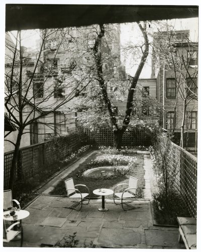 Jardin de Mme W H Wells 265 W 11th - Jessie Tarbox Beals