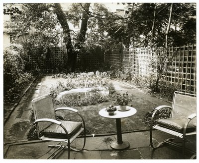 Jardin de Mme W H Wells 265 W 11th, Greenwich Village, New York, USA, vers 1936-37 - Jessie Tarbox Beals
