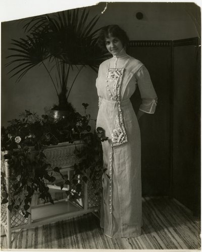 Tissu turc gris avec broderie noire et blanche, Lord & Taylor, vers 1905-18 - Jessie Tarbox Beals