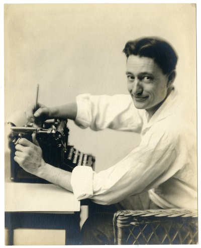Henry Oyen à la machine à écrire, vers 1905-21 - Jessie Tarbox Beals