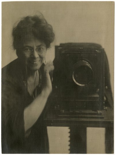 Jessie Tarbox Beals, autoportrait avec appareil photo, c.1918-20 - Jessie Tarbox Beals