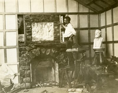 Karl Bitter (sculpteur) construisant lui-même sa cheminée, vers 1905-15 - Jessie Tarbox Beals