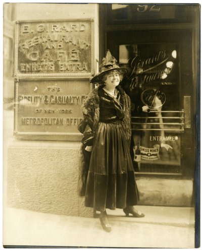 Madame Girard de NY, célèbre restaurant du centre-ville 92 William St, 1910 - Jessie Tarbox Beals