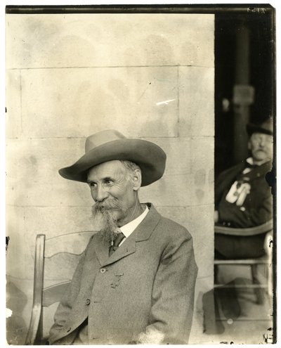 Homme avec chapeau, médaille, c.1905-40 - Jessie Tarbox Beals