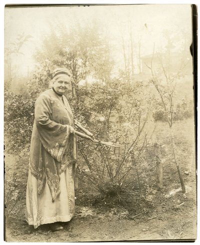Mme Alzirc Hewitt Wade - 88 ans - dans le jardin à Ossining, NY, vers 1905-28 - Jessie Tarbox Beals