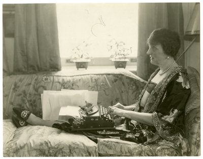 Mme Emily Post, auteur de l