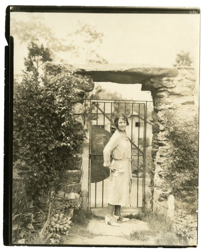 Mme Ernest Thompson Seton de Greenwich Conn, Présidente nationale de la Ligue des femmes de lettres américaines qui part en expédition sur le terrain pour explorer les parties supérieures de l