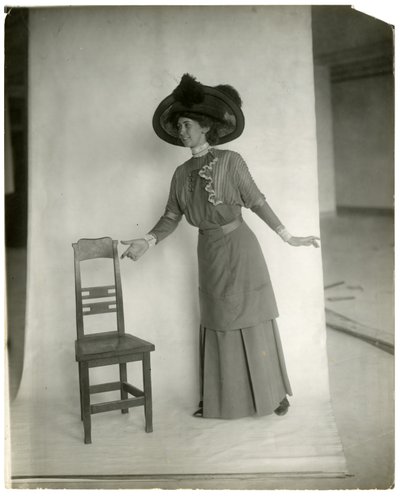 "Veuillez vous asseoir" Position correcte des jambes, du corps, des bras et des mains, vers 1905-18 - Jessie Tarbox Beals