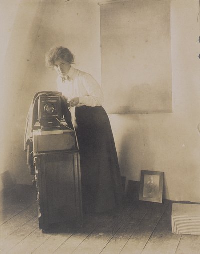 Portrait de Lillian Baynes Griffin avec son appareil photo, 1905-10 - Jessie Tarbox Beals