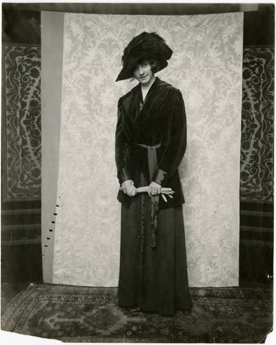 Costume en velours rouge avec jupe plissée, Arnold & Constable, vers 1905-18 - Jessie Tarbox Beals