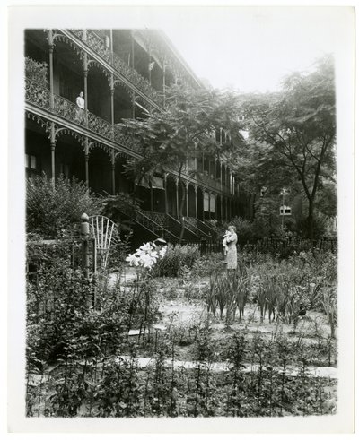 Jardins de la maison Rhinelander, W 11th St, Greenwich Village, New York, États-Unis, vers 1905-38 - Jessie Tarbox Beals