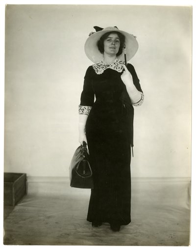 Bonne façon de porter un sac et un parapluie, vers 1905-18 - Jessie Tarbox Beals