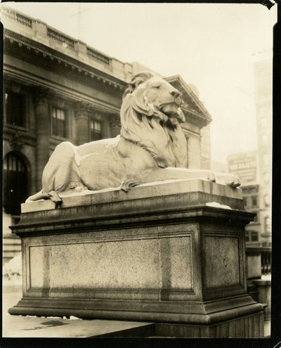 Le lion hautain devant la bibliothèque Il comprend Gertrude Steinish, New York, USA, vers 1905-40 - Jessie Tarbox Beals