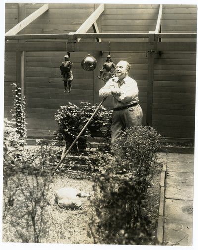 Tony Sarg dans son jardin - Jessie Tarbox Beals
