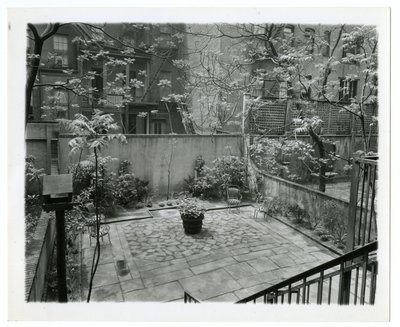 patio arrière avec nichoir, New York, USA, vers 1905-40 - Jessie Tarbox Beals