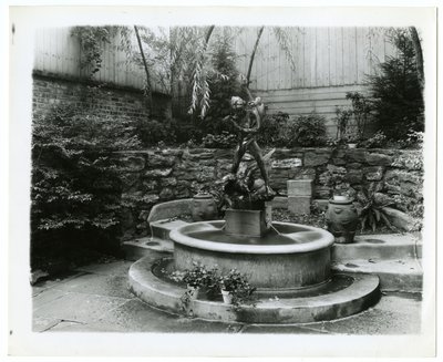 fontaine de jardin, vers 1905-40 (photo gélatino-argentique) - Jessie Tarbox Beals