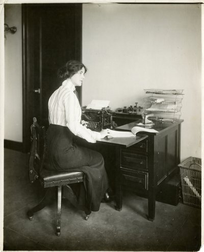 modèle avec machine à écrire, vers 1905-18 - Jessie Tarbox Beals