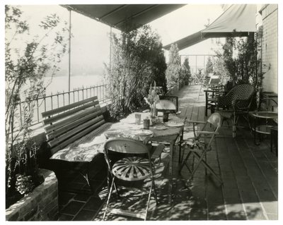 patio surplombant la rivière, vers 1936-37 (photo gélatino-argentique) - Jessie Tarbox Beals