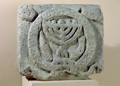 Relief représentant une ménorah, d