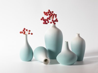 Vases bleus aux baies rouges - Jia Chen