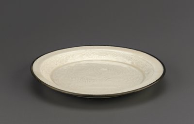 Plat en céramique Ding avec décoration moulée de canards mandarins, province de Hebei, 12ème-13ème siècle - Jin Dynasty Chinese School