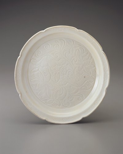 Plat à bord foliacé et décoration sculptée, province du Hebei - Jin Dynasty Chinese School