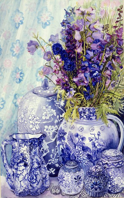 Delphiniums avec pots bleus antiques - Joan Thewsey