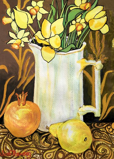 Tulipes et jonquilles dans un pichet blanc, avec textiles, grenade et poire - Joan Thewsey