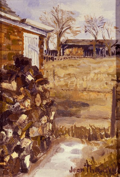 Vue de la fenêtre du cottage, bûches stockées pour l