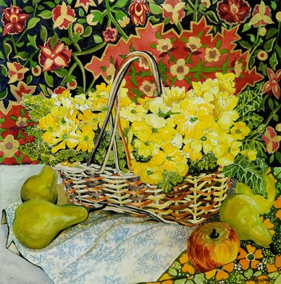 Primevères jaunes dans un panier, avec fruits et textiles - Joan Thewsey