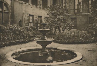 Ancien mûrier et fontaine dans le jardin de Drapers Hall, vers 1935 - Joel