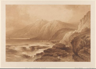 Vue sur une côte rocheuse élevée, avec une forteresse sur l