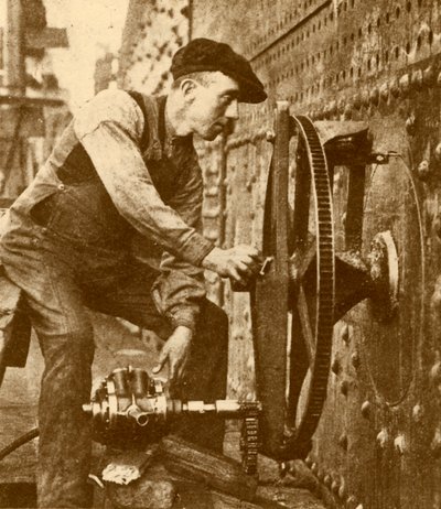 Un riveteur pneumatique découpant des hublots dans le côté d