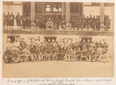 Officiers et hommes de la brigade du brigadier général Gough pris sur la place du palais de Shah Shujah, 1880 - John Burke